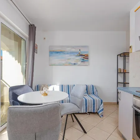 1 Bedroom Beautiful In Appartement *
