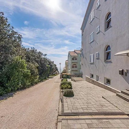 1 Bedroom Beautiful In Appartement